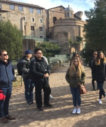 Undergraduate students visit the Roman Forum. 
