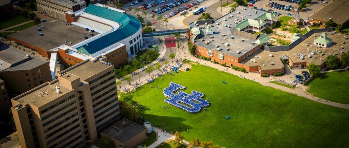 Aerial view of interlocking UB made up of incoming freshman students. 