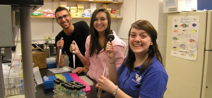 UB undergraduate geology students in the lab. 
