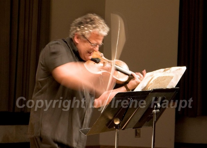 Irvine Arditti playing violin. 
