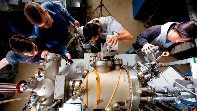 Physics students in the lab of Professor Hong Luo. 