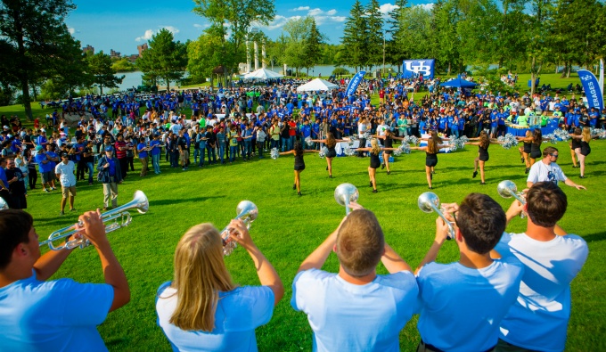 Incoming students celebrate at the annual new student picnic on Baird Point. 