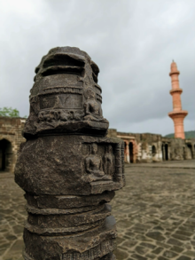 Zoom image: Daulatabad Fort, photo credit: Walter N. Hakala 