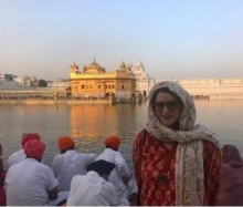 Student Kayleigh Hamernik in front of a lake in Jaipur, India. 