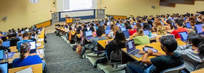 Students attend a lecture in Knox Hall on first day of classes in August 2021. The class is taught by Charlotte Lindqvist in biological sciences. Photographer: Douglas Levere.