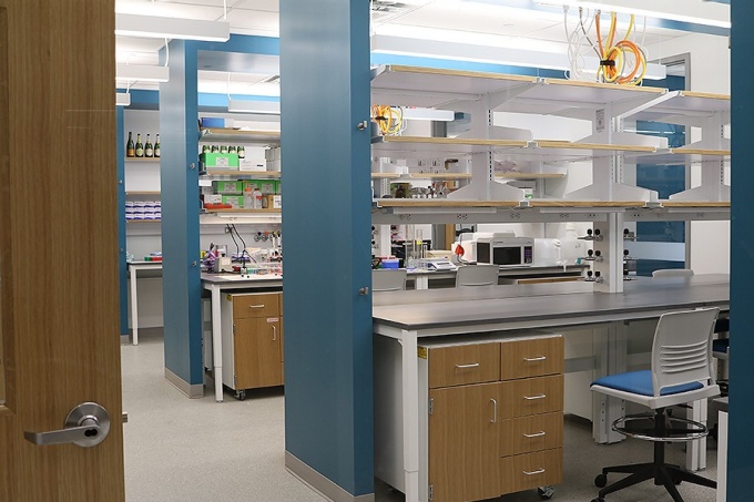 Open design, state-of-the-art laboratories, and casual seating areas emphasize collaboration. 