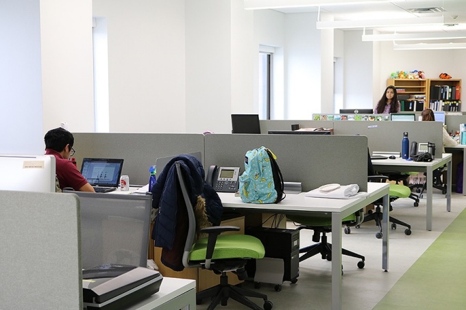 Individual workstations offer a quiet space for students. 