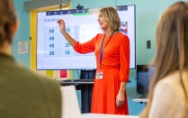 Laura Roberts teaching students. 