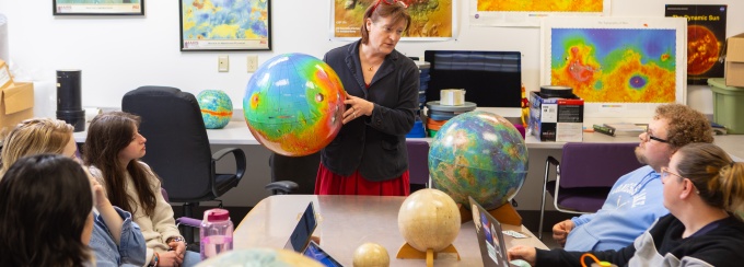 Tracy Gregg, with geology, teaches a graduate class. 