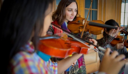 Students playing the violin. 