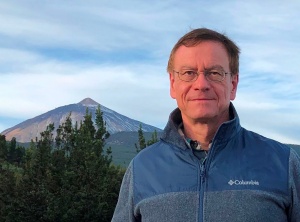 Photo of Andreas Daum in front of the volcanic mountain Pico del Teide on the Spanish island of Tenerife off the coast of Northwest Africa. Alexander von Humboldt, whose life Professor Daum is researching, climbed the Teide in 1799. 