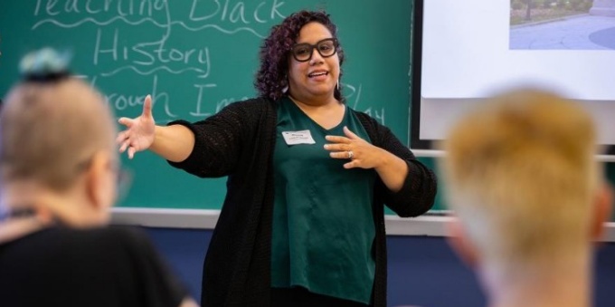 Teaching gesturing to make a point. 