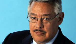 Photo portrait of journalist Juan Gonz&aacute;lez. 