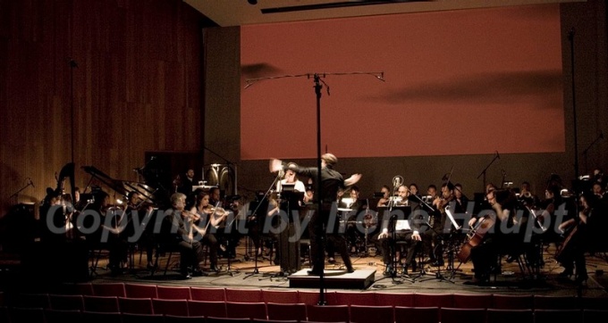 Ensemble Signal & Slee Sinfonietta preforming in Slee Hall. 