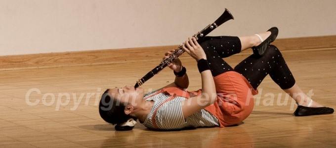 Pei-Lun Tsai playing clarinet. 