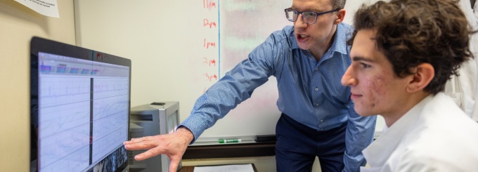 Dr. Mark Seery in lab with a student. 