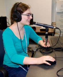 Undergraduate Elizabeth Goldstein in the Auditory Processing and Perception Lab. 