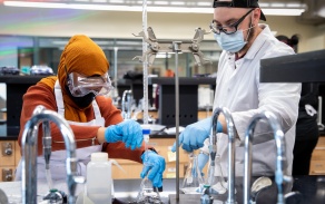 student and faculty member in natrual sciences complex lab working with equipement. 