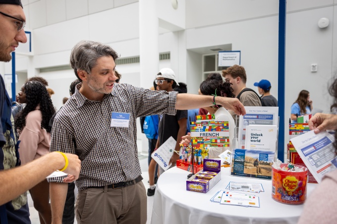 Dr. Rodríguez-Riccelli speaks with prospective students during the 2024 CAS Academics Day. 