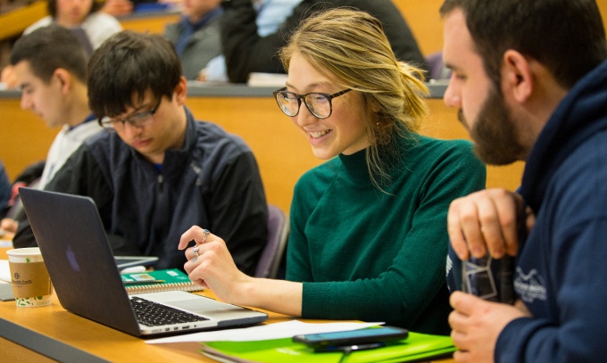 Students working together in class. 